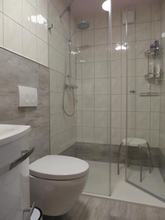 Badezimmer mit Dusche