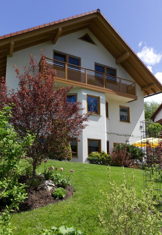 Blick auf die sonnige Terrasse und den liebevoll gepflegten Garten der Ferienwohnung Schlossblick