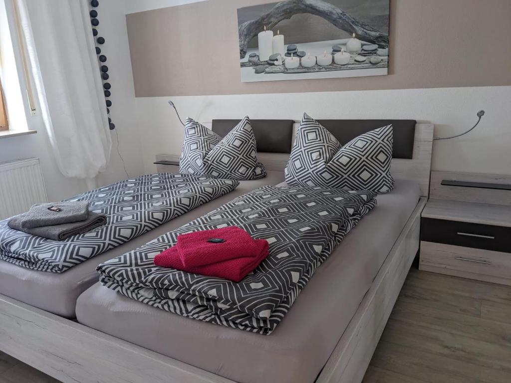 Ruhiges Schlafzimmer mit bequemen Doppelbett