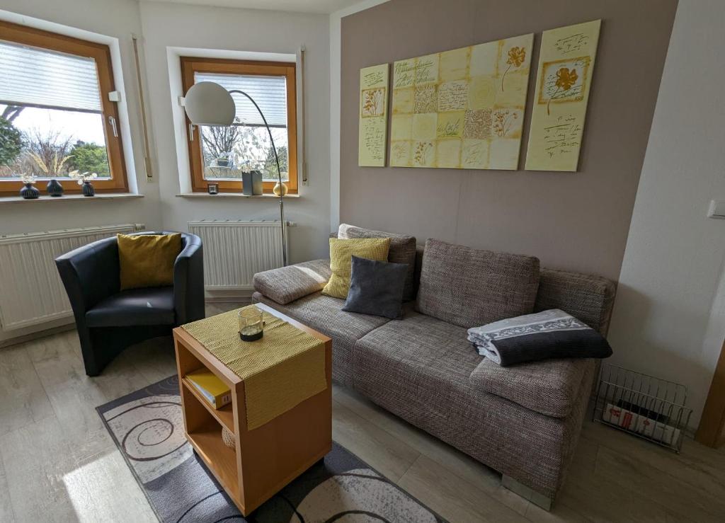 Gemütlicher Wohnbereich mit Sofa und Flachbildfernseher